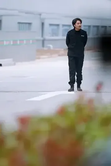 Kapıdaki kurucu afişi