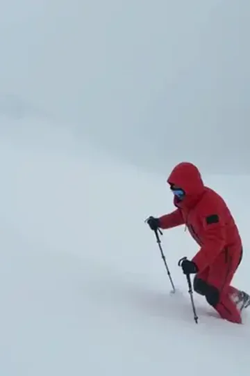 Everest'te kırılan ortaklık afişi