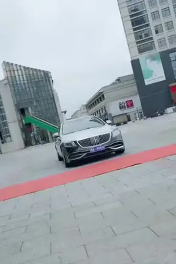 Karısı, yeni stajyer afişi